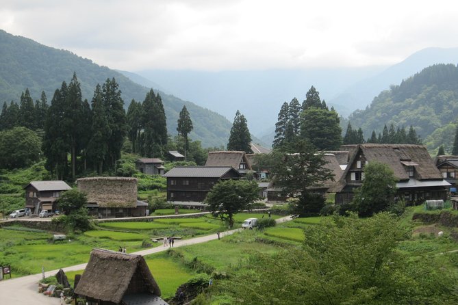 [One-day bus tour departing from Kanazawa Station] Shirakawa-go and Gokayama - Two World Heritage Villages Enjoyable Bus Tour - Two hours and five minutes in Shirakawa-go