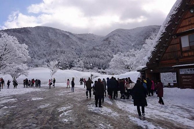 [One-day bus tour departing from Kanazawa Station] Shirakawa-go/Takayama tour platinum route bus tour - A regional lunch built around Hida food