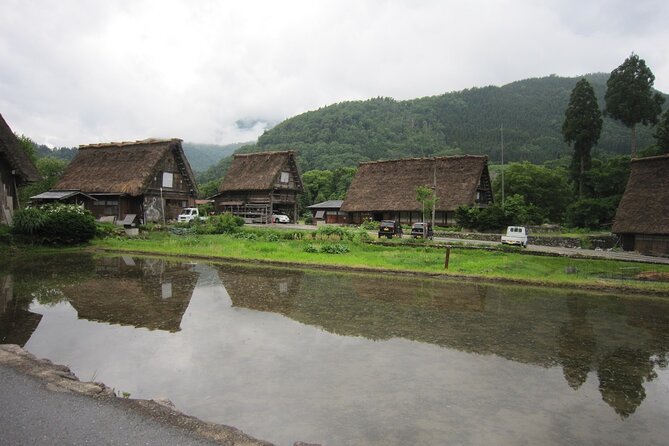 [One-day bus tour departing from Kanazawa Station] Shirakawa-go/Takayama tour platinum route bus tour - A quick stop at Michi-no-Eki Shirakawago