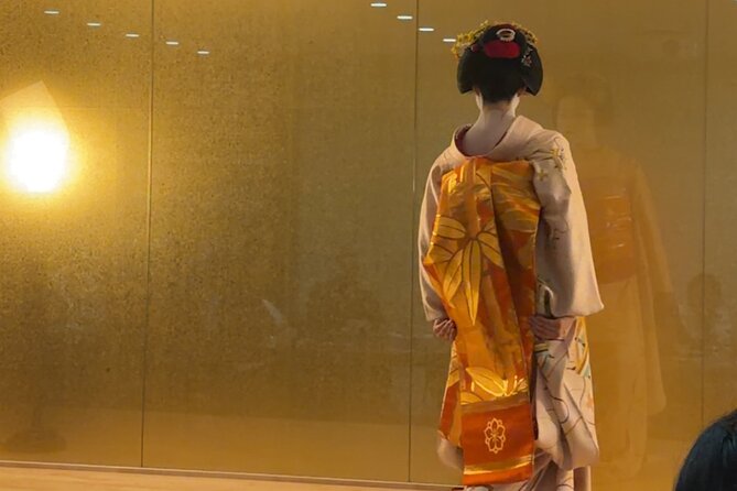 One Hour Geisha Show in Gion Kyoto - Watching the maiko dance up close