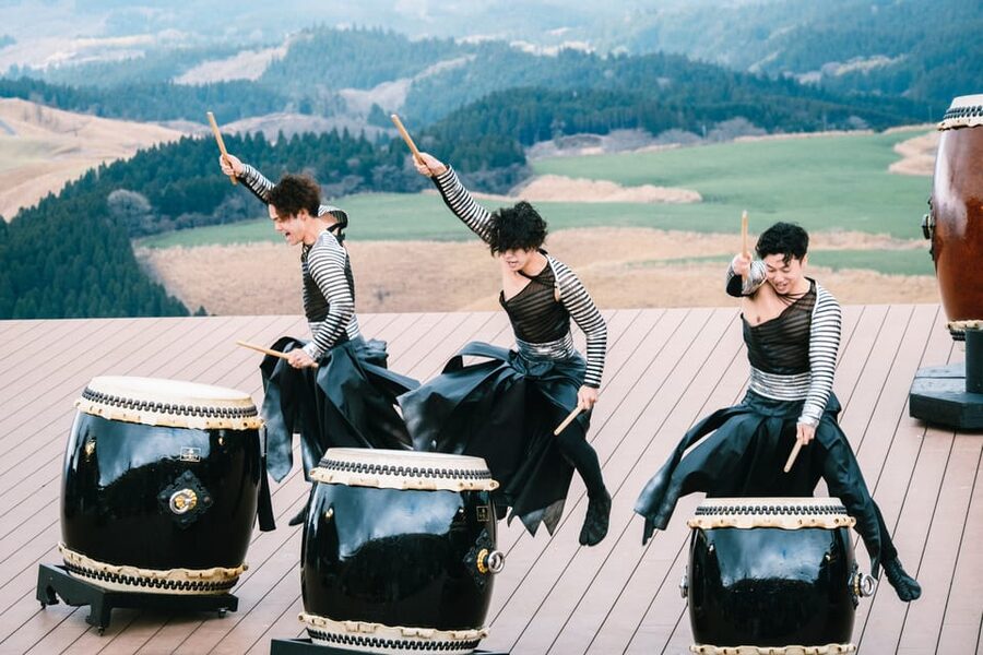 Open-air theater "Tao- no-Oka" Drum TAO Live performance - Rain, wind, and the indoor performance plan