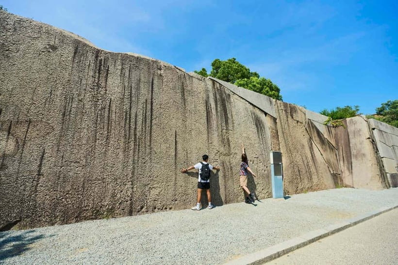 Osaka: Castle History Walking Tour / Castle Tower Admission - Why Osaka Castle makes more sense from the outside in