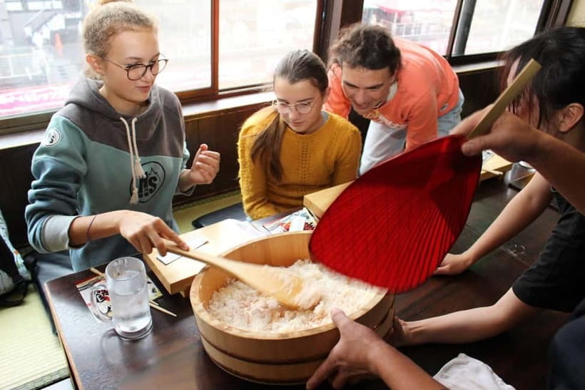 Osaka Dotonbori: Hand Roll Sushi Experience - A quiet sushi lesson in the middle of Dotonbori