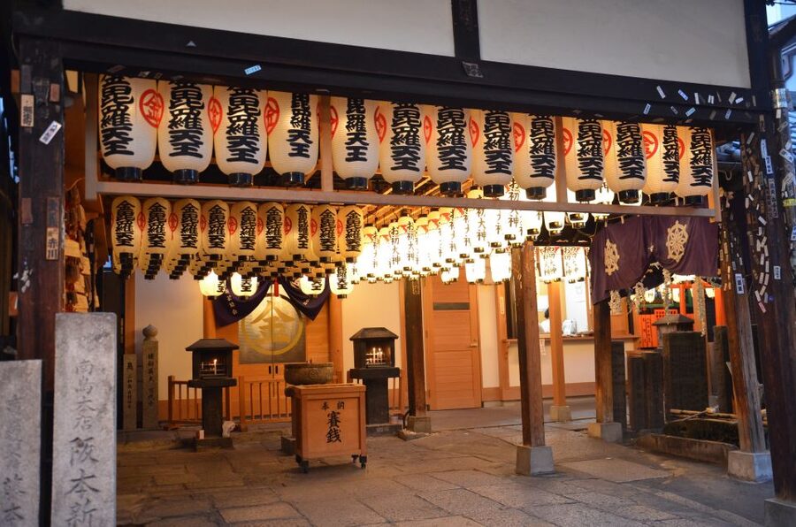 Osaka: Food Tour at Night with Tastings - The dessert and drink are part of the value