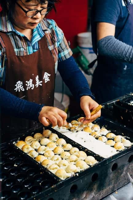 Osaka: Food Tour Kuromon Market & Dotonbori with Guide - Hozenji brings a change of pace