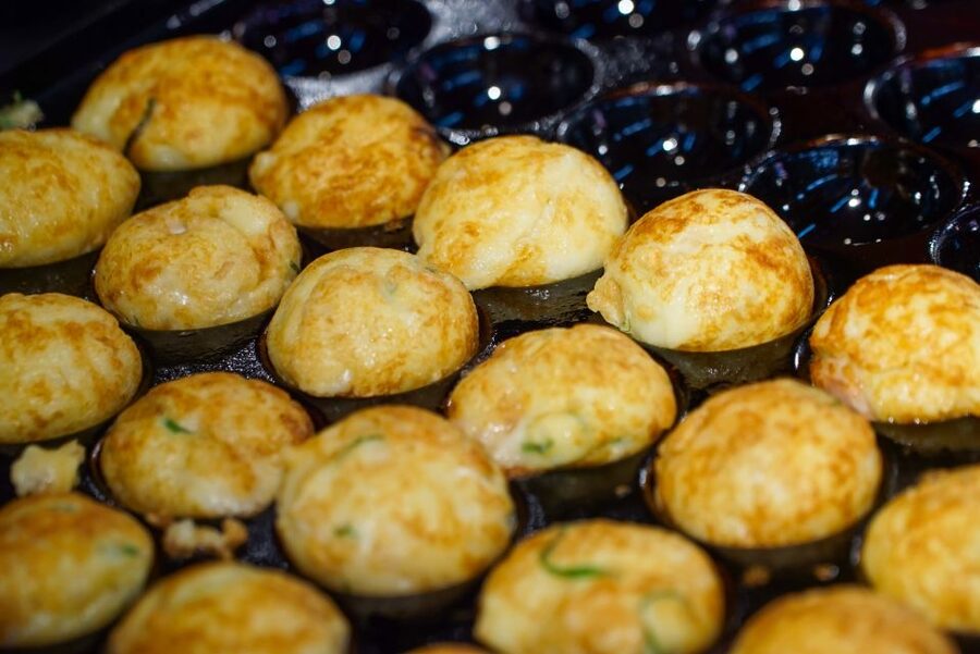Osaka: Kuromon Market Food Walking Tour (6 stops, 6 tastes) - The 15-minute local stop before the main market
