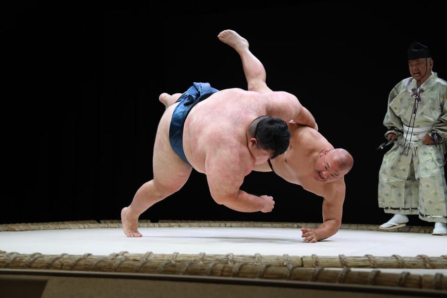 Osaka: Sumo Stage Show with Bento or Snack + Fight & Photo - Finding THE SUMO HALL at Namba Parks