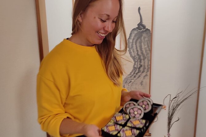 Private Art Sushi Roll Class in Kyoto - Making a flower inside a sushi roll