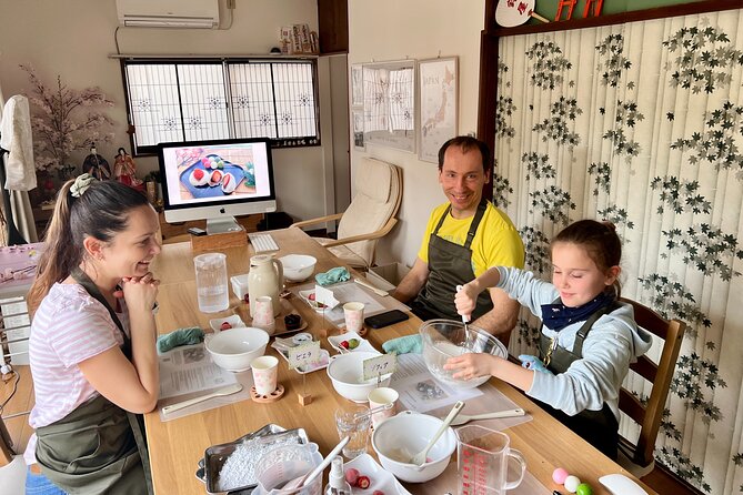 Private Mochi Sweets Making class near Shibuya area - Making fruit daifuku by hand
