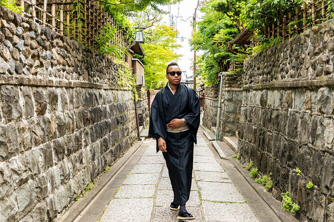 Private Photoshoot Experience in Kyoto ( Gion ) - Yasaka Koshindo for color and contrast