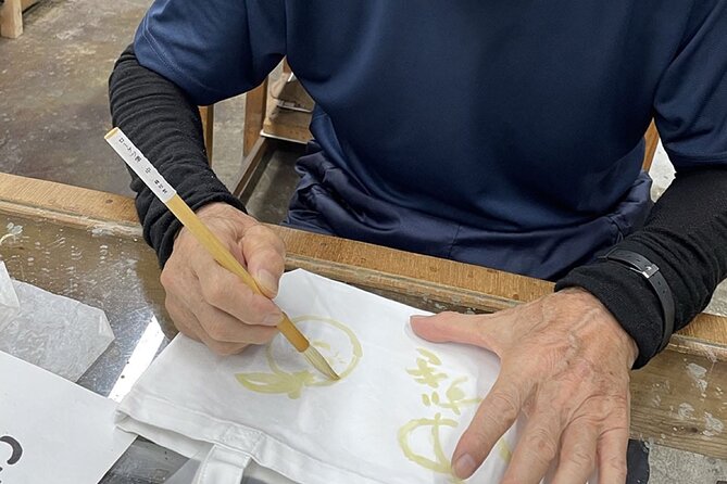 Roketsu dyeing experience: M course Roketsu Dyeing Experience - Drawing the design before the dyeing begins