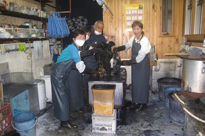 Roketsu dyeing experience: M course Roketsu Dyeing Experience - Watching the traditional bucket dyeing process
