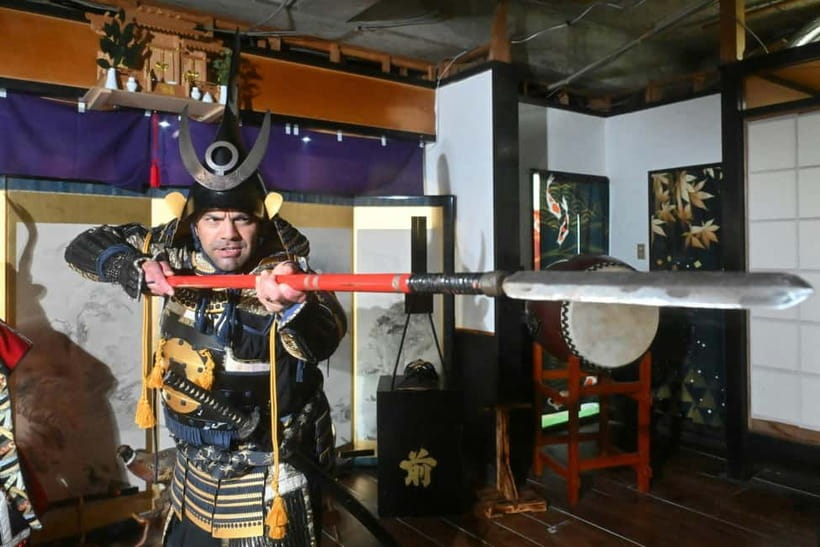 Samurai Armor & Sword experience with phot near Osaka Castle - Bowing before the shrine
