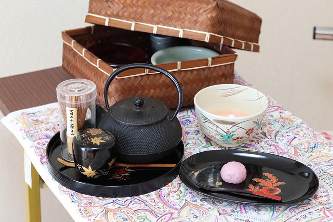 Sushi or Traditional Japanese Cuisine in a Kyoto Home with Emika - Sitting down to a Kyoto home meal