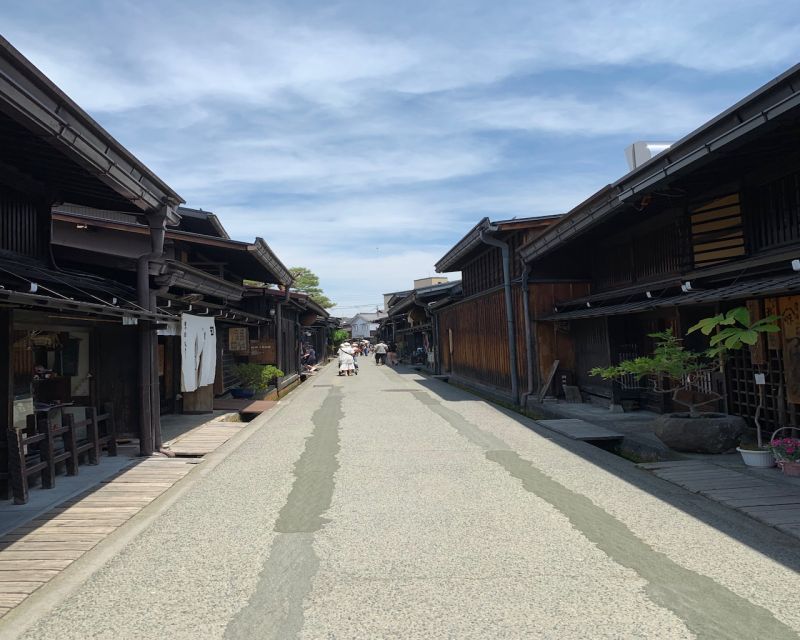 Takayama: Edo-Period Old Town Walking Tour - What the 45-minute walk actually gives you