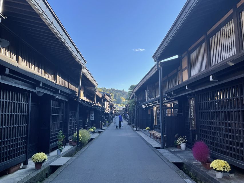 Takayama: Edo-Period Old Town Walking Tour - A guide-led walk instead of a fact recital