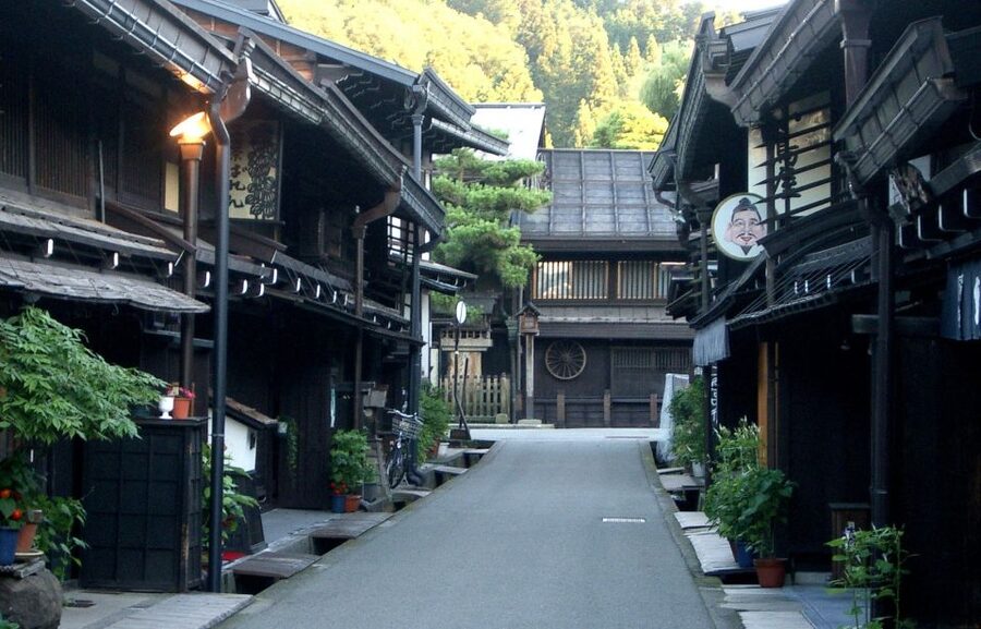 Takayama: Private Walking Tour with a Local Guide - Takayama Jinya explains local government