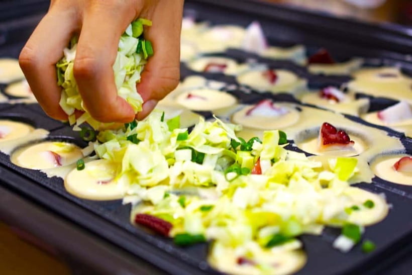 Takoyaki cooking experience in Kabukicho, Shinjuku - What happens during the one-hour lesson