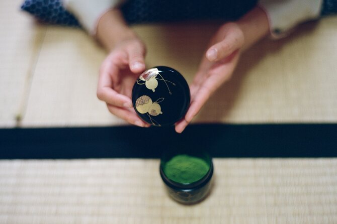 Tea ceremony by the tea master in Kyoto SHIUN AN - Making your own matcha