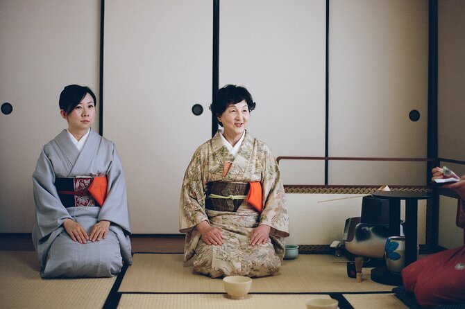 Tea ceremony by the tea master in Kyoto SHIUN AN - Watching the formal preparation