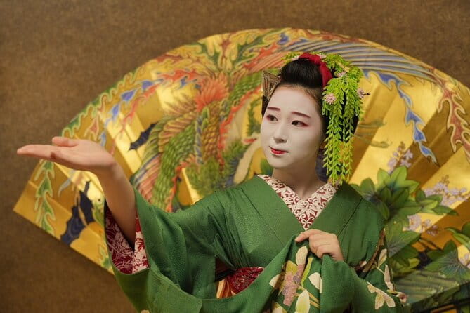 The Art of Geisha: Exclusive Show & Gion Walking Tour - Meeting a maiko in Gion