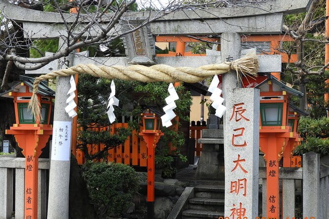 The Way of Tea: Kyoto Crafts, Hidden Temples & Wabi-Sabi Walk - Making matcha in a traditional Japanese house