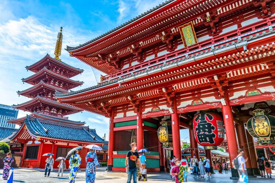 Tokyo: Asakusa & Tokyo’s Oldest Temple Senso-ji Walking Tour - Passing through Kaminarimon and Nakamise Street