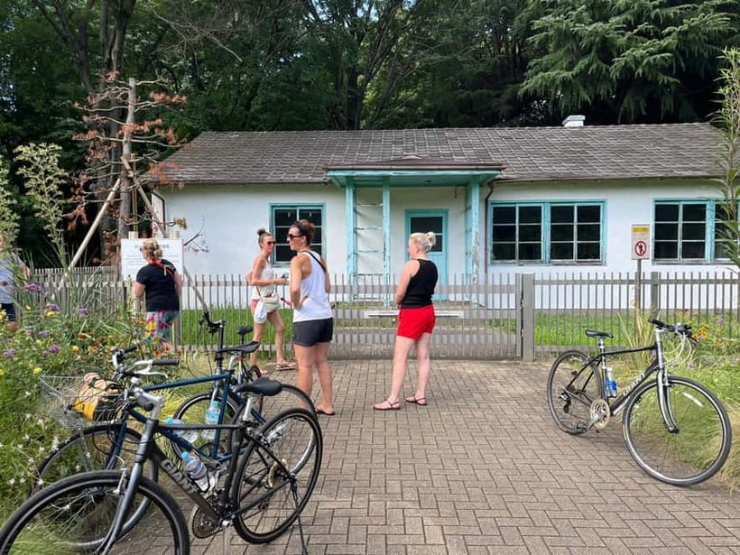 Tokyo Bike Tour: Shibuya, Harajuku & Hidden Gems - What the guide adds to the ride