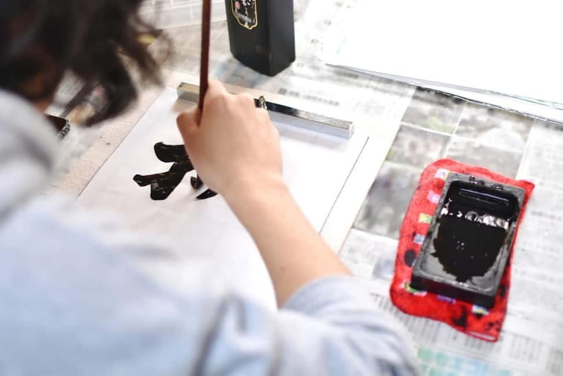 Tokyo: Calligraphy Workshop Craft Your Own Art in Asakusa - Mei’s Teaching Style and the Small Group