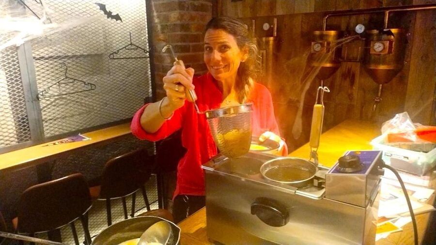 Tokyo: Easy Ramen Cooking Experience in Kabukicho, Shinjuku - Choosing soup and preparing the bowl