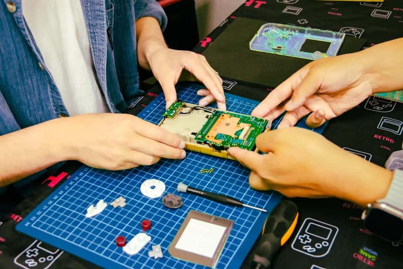 Tokyo: Gameboy Mod Workshop at Akihabara - The opening lesson on Nintendo handhelds