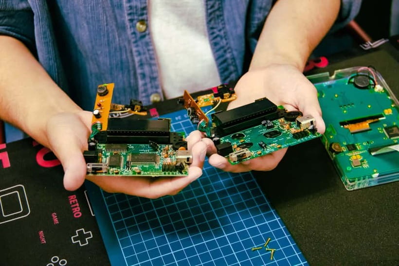 Tokyo: Gameboy Mod Workshop at Akihabara - Choosing a shell, buttons, and screen