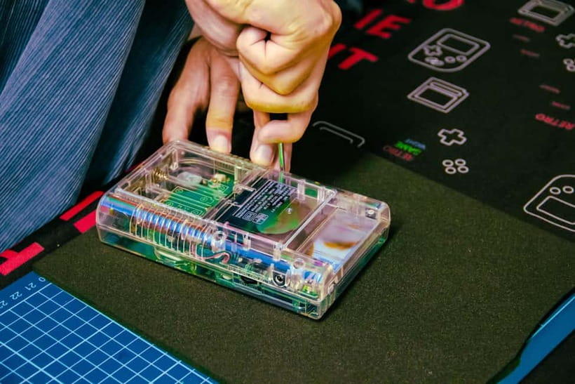 Tokyo: Gameboy Mod Workshop at Akihabara - Taking apart the original Game Boy