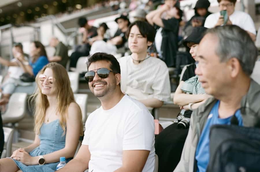 Tokyo: Horse Racing Tour with Local Fan - The race-day rhythm between each start