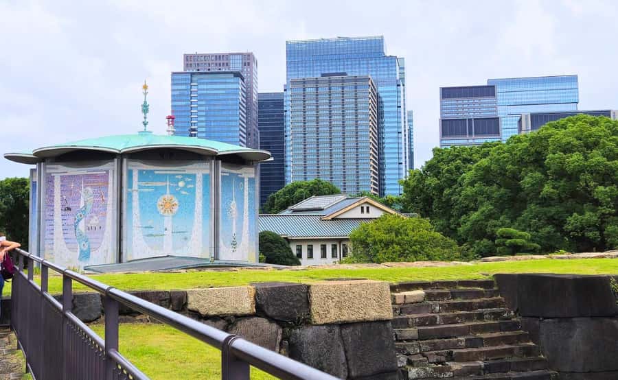 Tokyo: Imperial Palace Japanese History Walking Tour - Key points at a glance