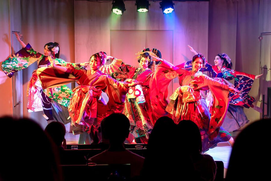 Tokyo: Japanese Dance Cabaret Theater Asakusa-Kaguwa Ticket - The hour before the show