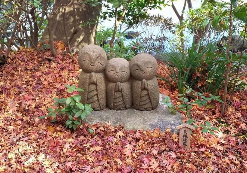 Tokyo: Kamakura & Enoshima Day Trip including Temple Tickets - Komachi Street, where temple sightseeing meets local snacks