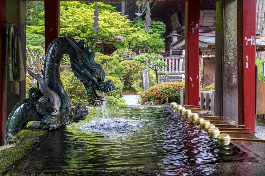 Tokyo: Mount Fuji & Hakone Private Tour with Guide - Oshino Hakkai: ponds, snacks, and a traditional village