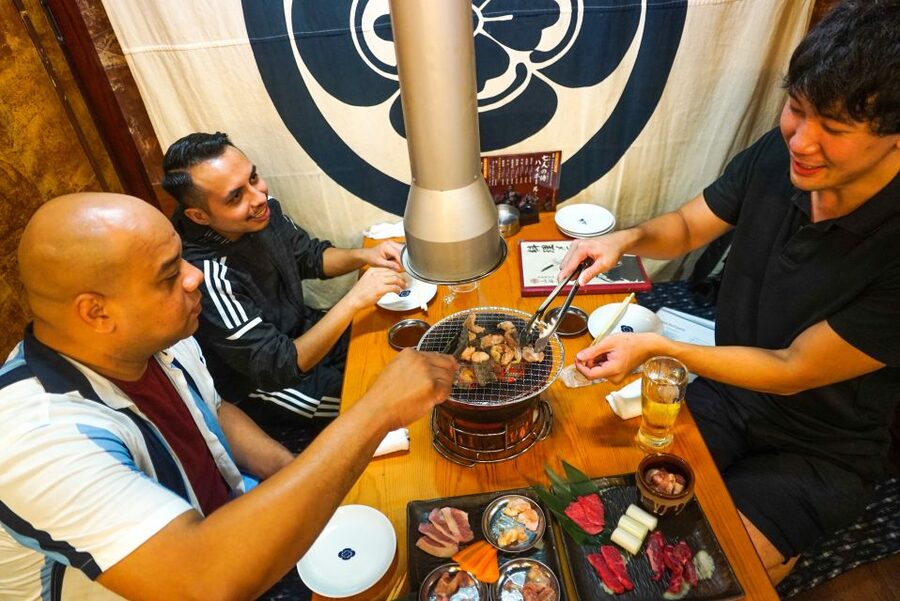 Tokyo: Night Foodie Tour in Shinjuku - First stop: seasonal sushi with an itamae