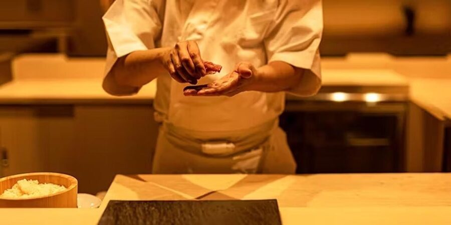 Tokyo: Night Foodie Tour in Shinjuku - Walking through Kabukicho between meals