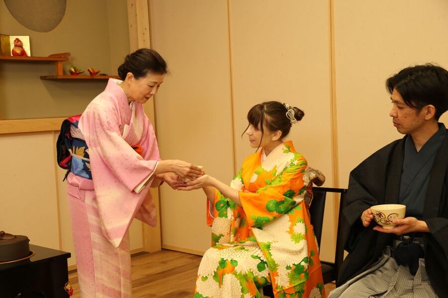 Tokyo: Practicing Zen with a Japanese Tea Ceremony - Zen explained through objects and movement