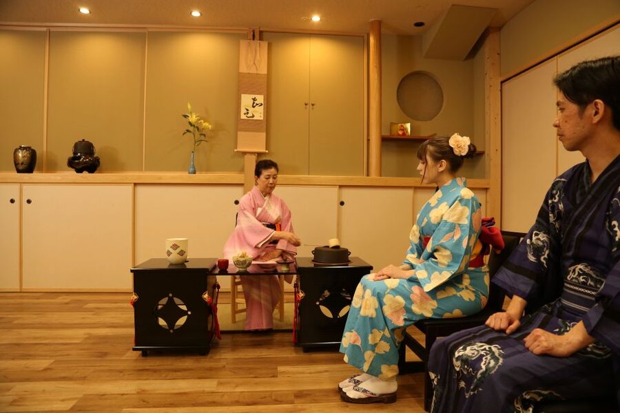 Tokyo: Practicing Zen with a Japanese Tea Ceremony - Watching the first ceremony