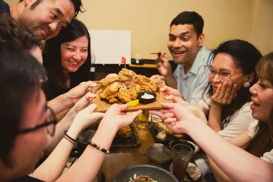 Tokyo: Shinjuku Izakaya and Golden Gai Bar Hopping Tour (2h) - The role of the guide