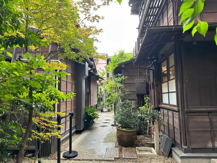 Tokyo:Stroll in Old traditional culture towns~Yanaka & Nezu - A relaxed walk through Yanaka’s residential lanes