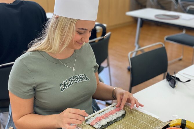 Tokyo Sushi Making Class in Tsukiji with Professional Chef - Rolling one maki sushi