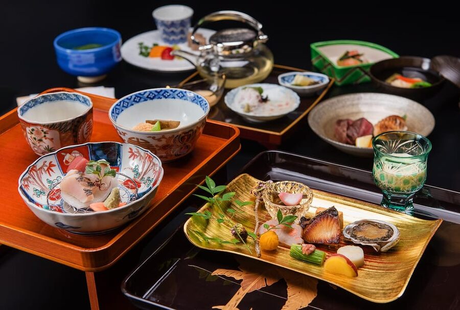 Tokyo: Traditional Japanese Performing Arts Show and Dinner - What happens during the performance