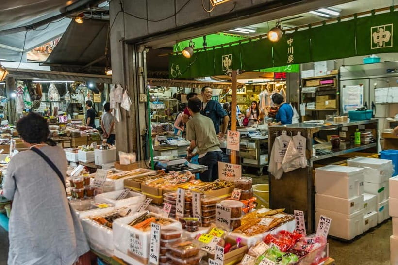 Tokyo: Tsukiji Fish Market Culture Tour with Sashimi Tasting - Meeting local shopkeepers