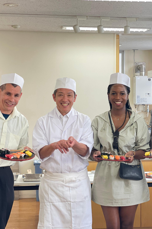 Tokyo: Tsukiji Fish Market Sushi Making Class with Pro Chef - What the market option adds
